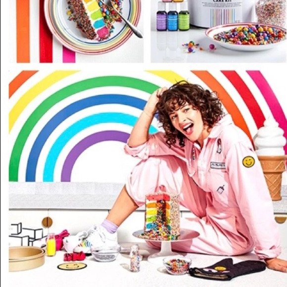 The Power of Sprinkles cake book

By Amirah Kassem 

Coffee table book - Picture 3 of 13
